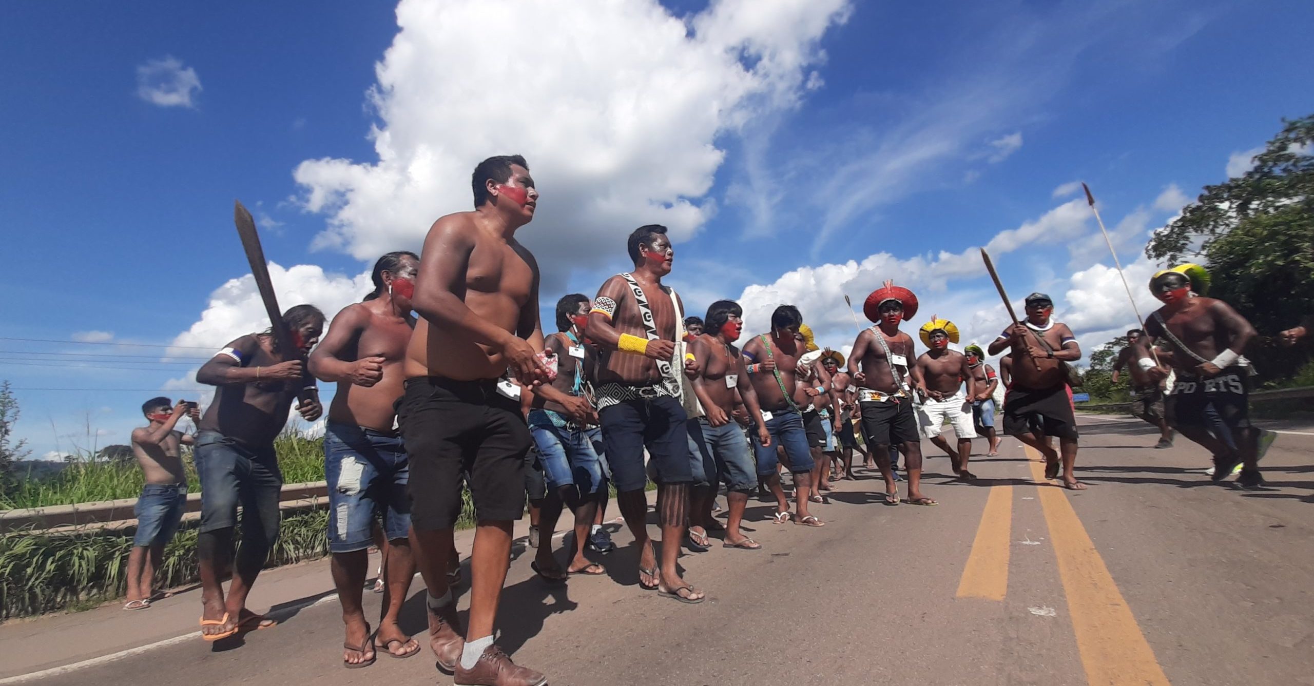 Kayapó Mekrãgnotí fazem ritual na BR-163 e alertam que podem bloquear rodovia novamente